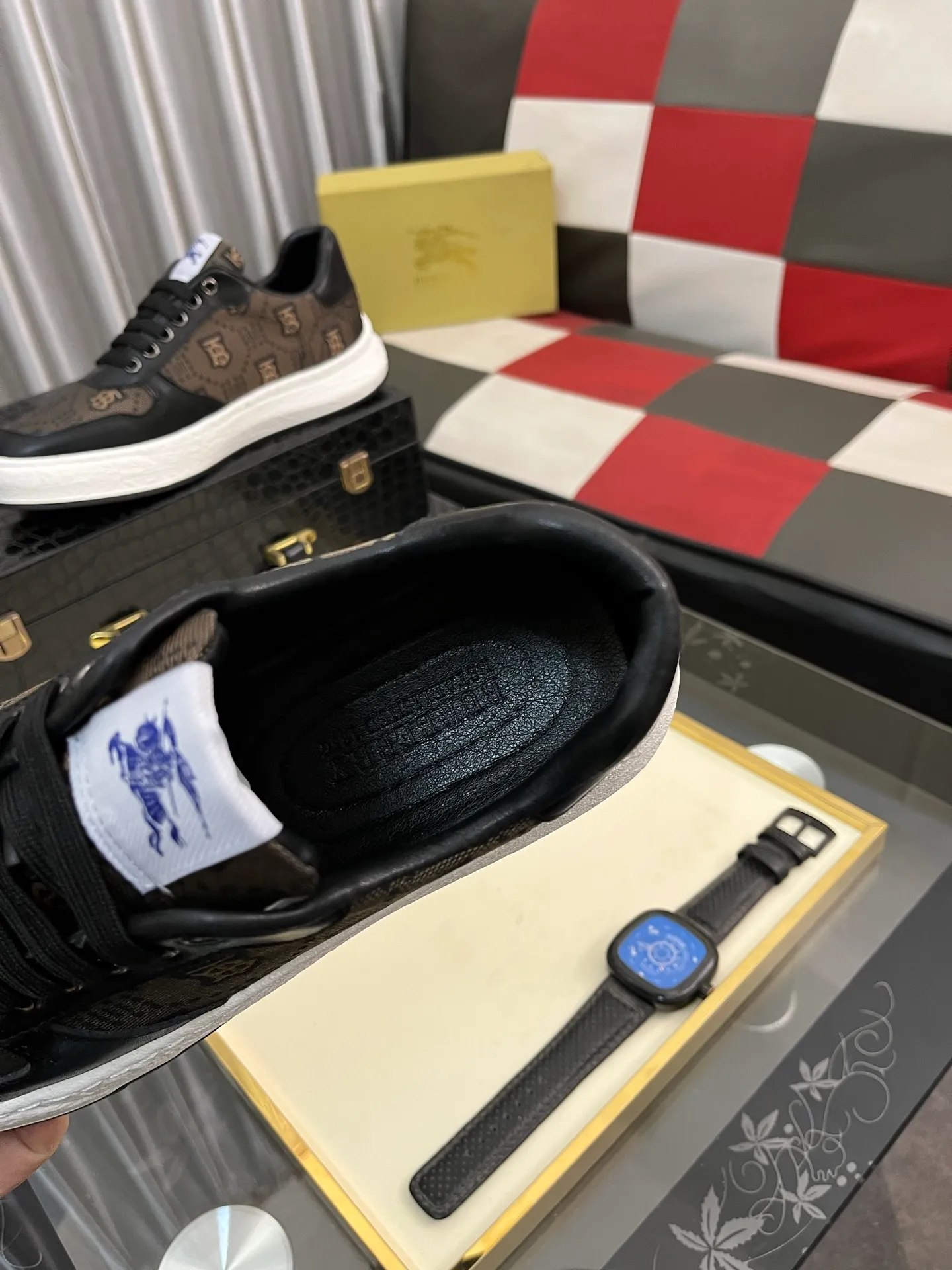 Men's Men's Shoes💰420⌚️⌚️Burberry---Size: 38-44 Burberry men's classic casual shoes! Imported silk cowhide combined with classic plaid fabric, fashionable and British style, imported calfskin lining, super soft and waxy, very comfortable on the feet! 2️⃣colors available